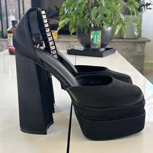 Rumbidza Black Satin Rhinestone Strap Double Platform Chunky Heels Size 8.5-9